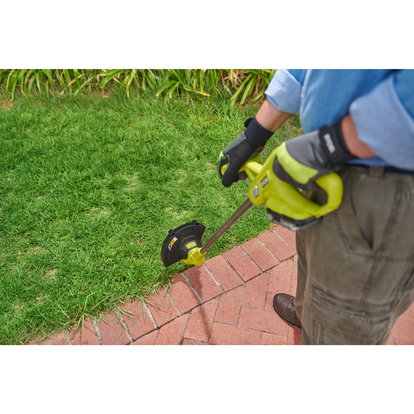 Trimmer iarbă 18V ONE+, lățime tăiere 23cm (1 x 2,0 Ah) Ryobi RY18LT23A-120 - in utilizare 4