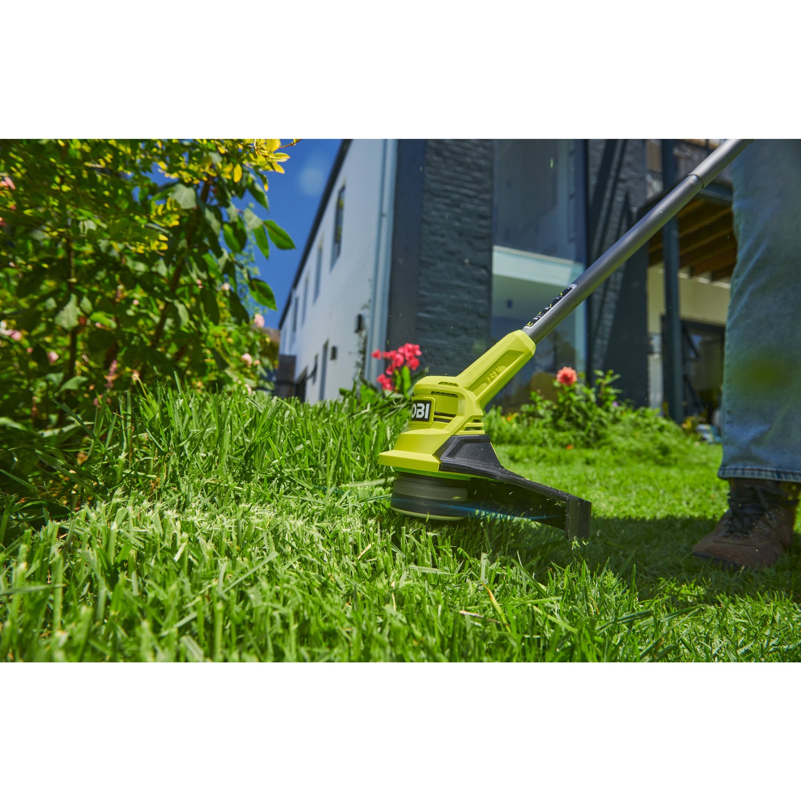 Trimmer iarbă 18V ONE+, lățime tăiere 23cm (1 x 2,0 Ah) Ryobi RY18LT23A-120 - in utilizare 6