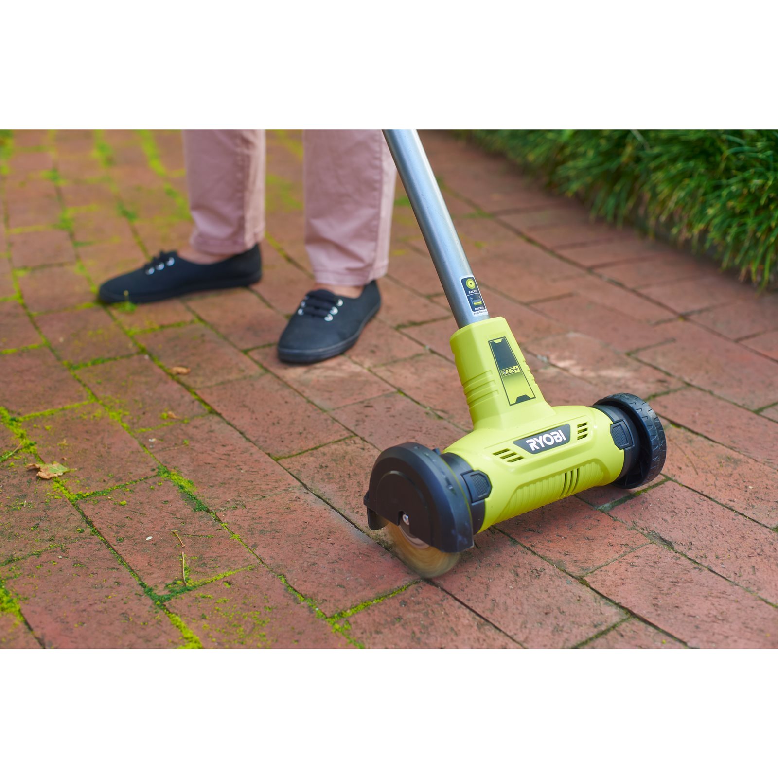 Curățător pardoseli cu perie sârmă 18V ONE+ Ryobi RY18PCA-0 - in utilizare 2