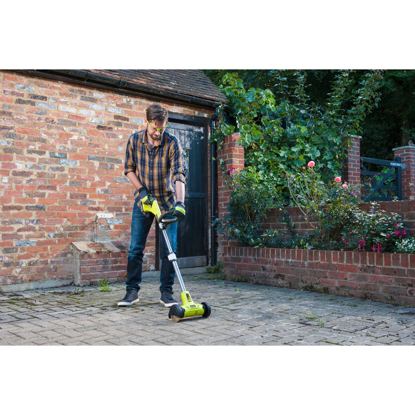 Curățător pardoseli cu perie sârmă 18V ONE+ Ryobi RY18PCA-0 - in utilizare 3
