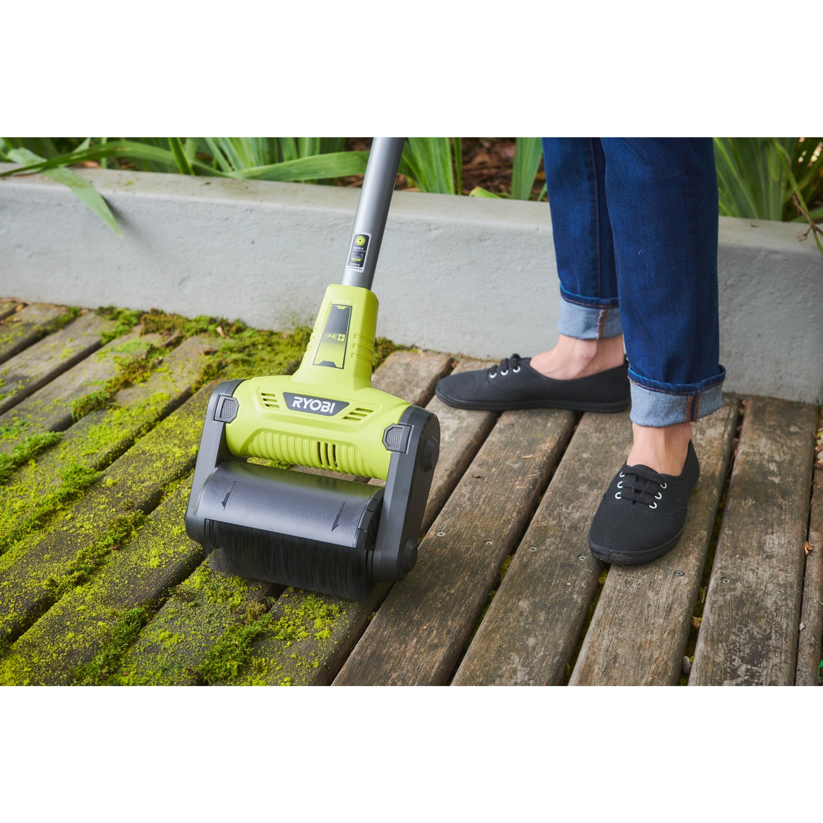 Curățător pardoseli cu perie universală 18V ONE+ Ryobi RY18PCB-0 - in utilizare 3