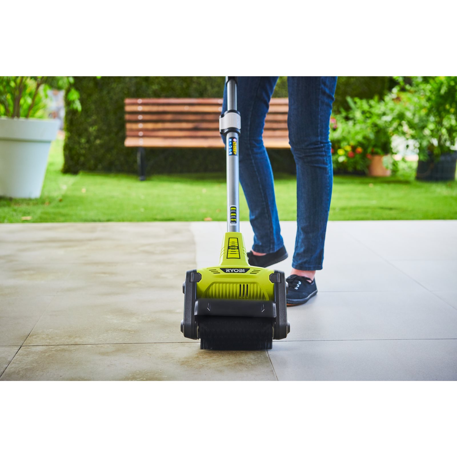 Curățător pardoseli cu perie universală 18V ONE+ Ryobi RY18PCB-0 - in utilizare 6