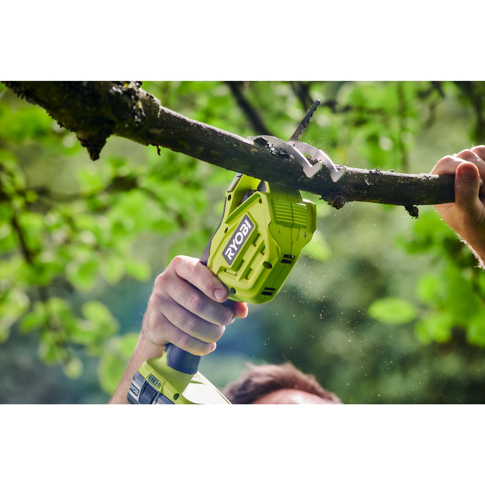 Fierăstrău de curățat crengi 18V ONE+, lama 150 mm Ryobi RY18PSA-0 - in utilizare 1
