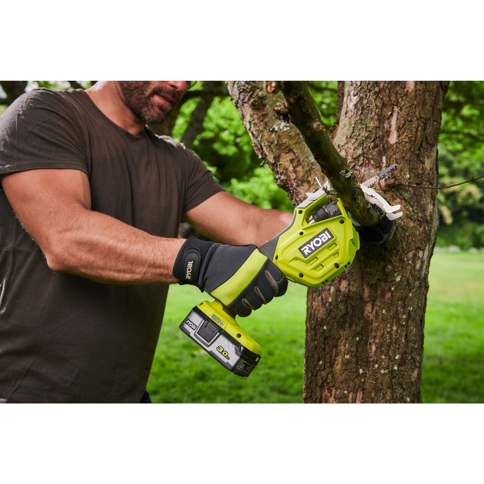 Fierăstrău de curățat crengi 18V ONE+, lama 150 mm Ryobi RY18PSA-0 - in utilizare 2