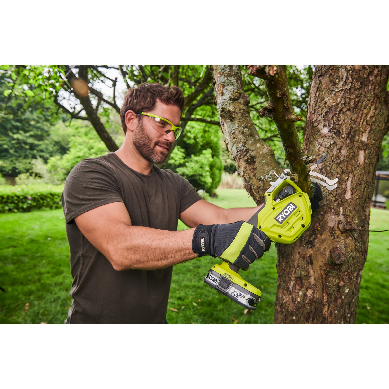 Fierăstrău de curățat crengi 18V ONE+, lama 150 mm Ryobi RY18PSA-0 - in utilizare 3