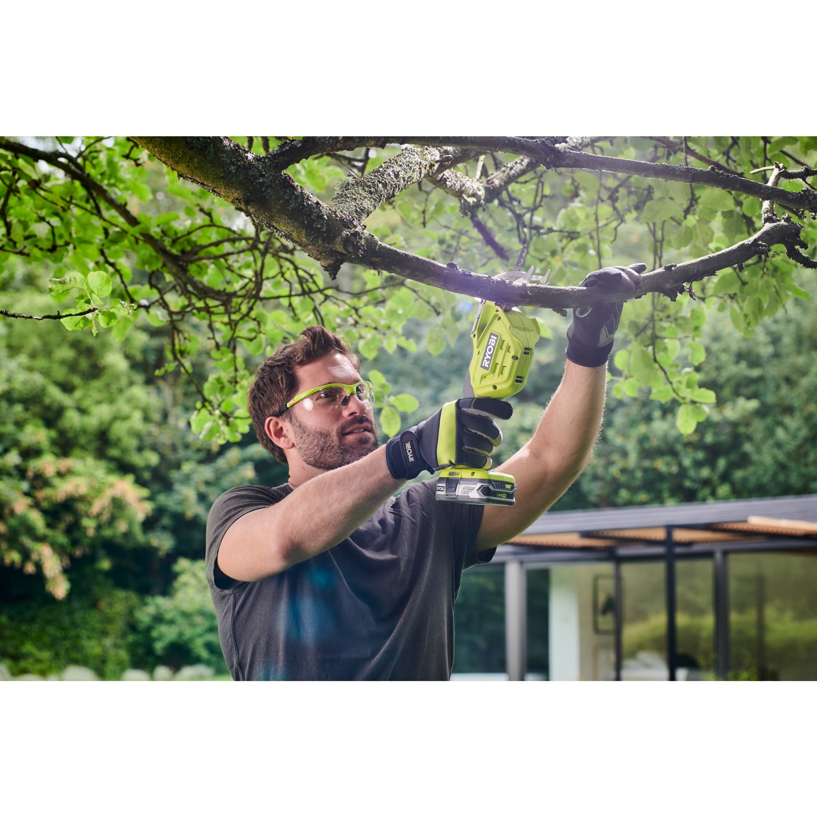 Fierăstrău de curățat crengi 18V ONE+, lama 150 mm Ryobi RY18PSA-0 - in utilizare 4
