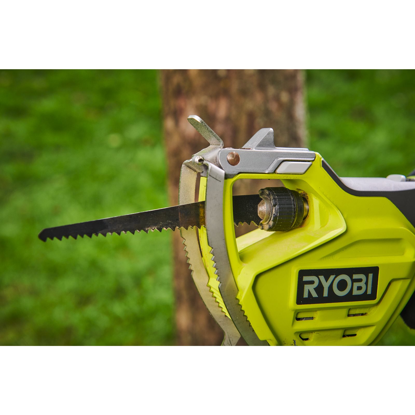 Fierăstrău de curățat crengi 18V ONE+, lama 150 mm Ryobi RY18PSA-0 - in utilizare 6