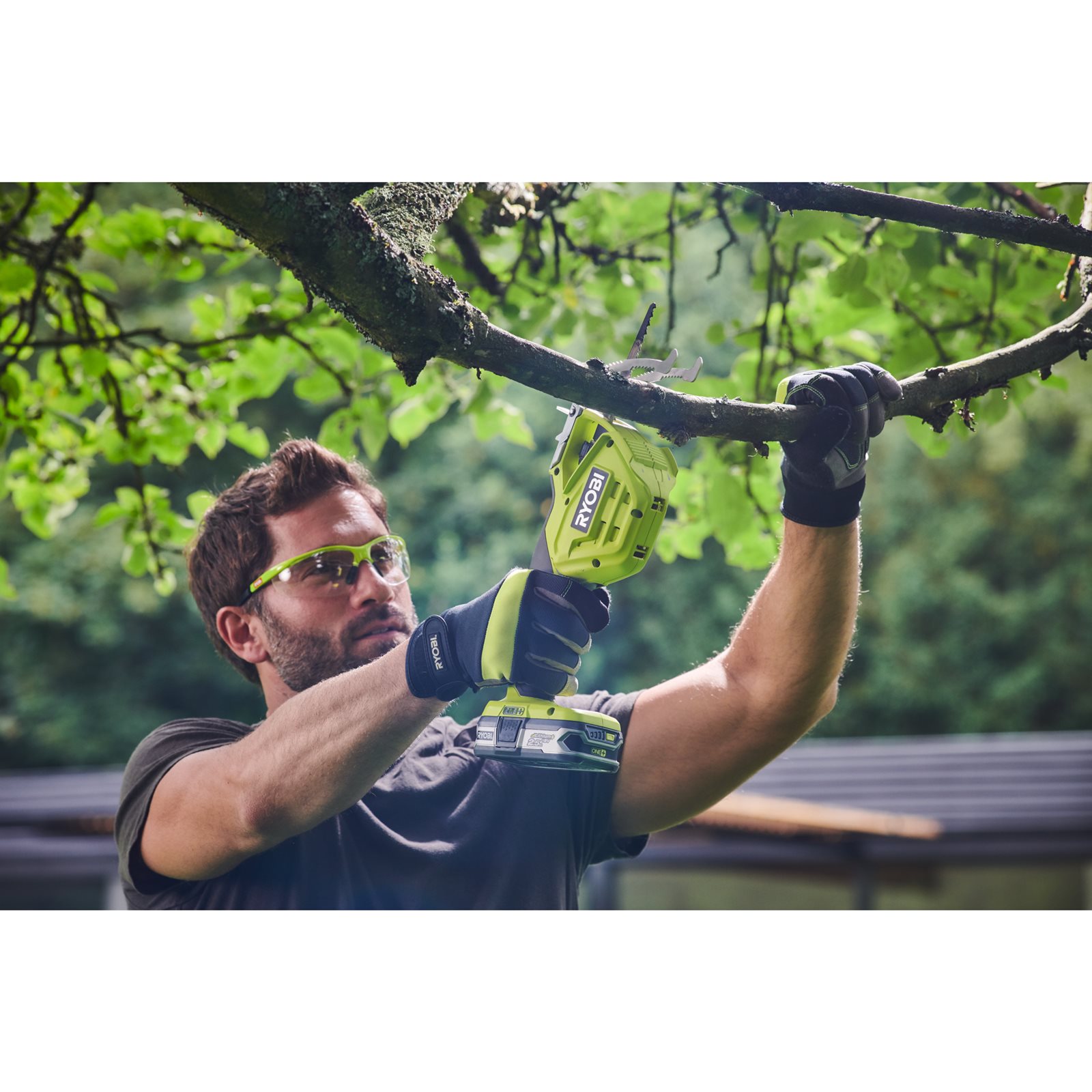 Fierăstrău de curățat crengi 18V ONE+, lama 150 mm Ryobi RY18PSA-0 - in utilizare 7