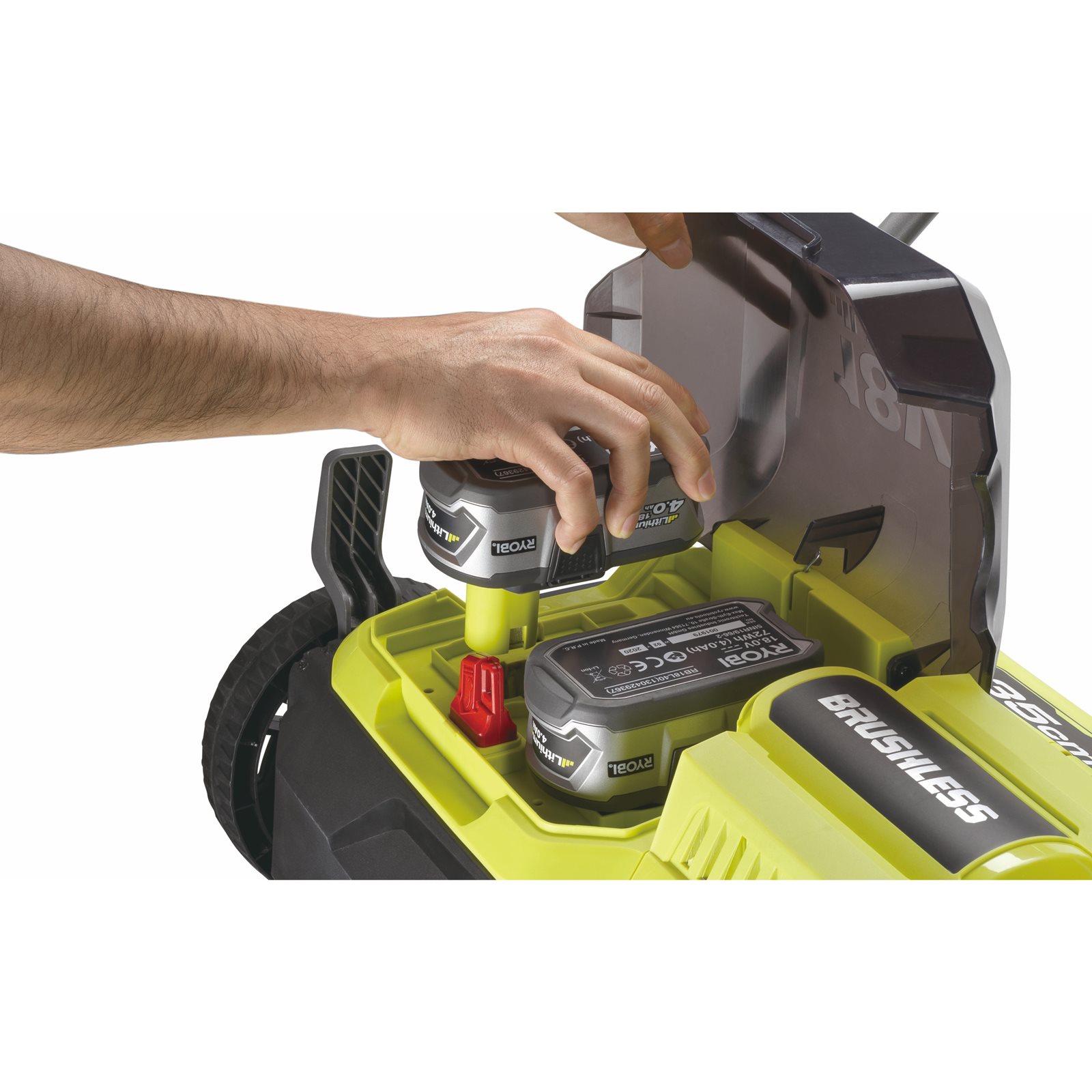 Scarificator 18V ONE+, motor fără perii, lățime 35cm Ryobi RY18SFX35A-0 - in utilizare 1