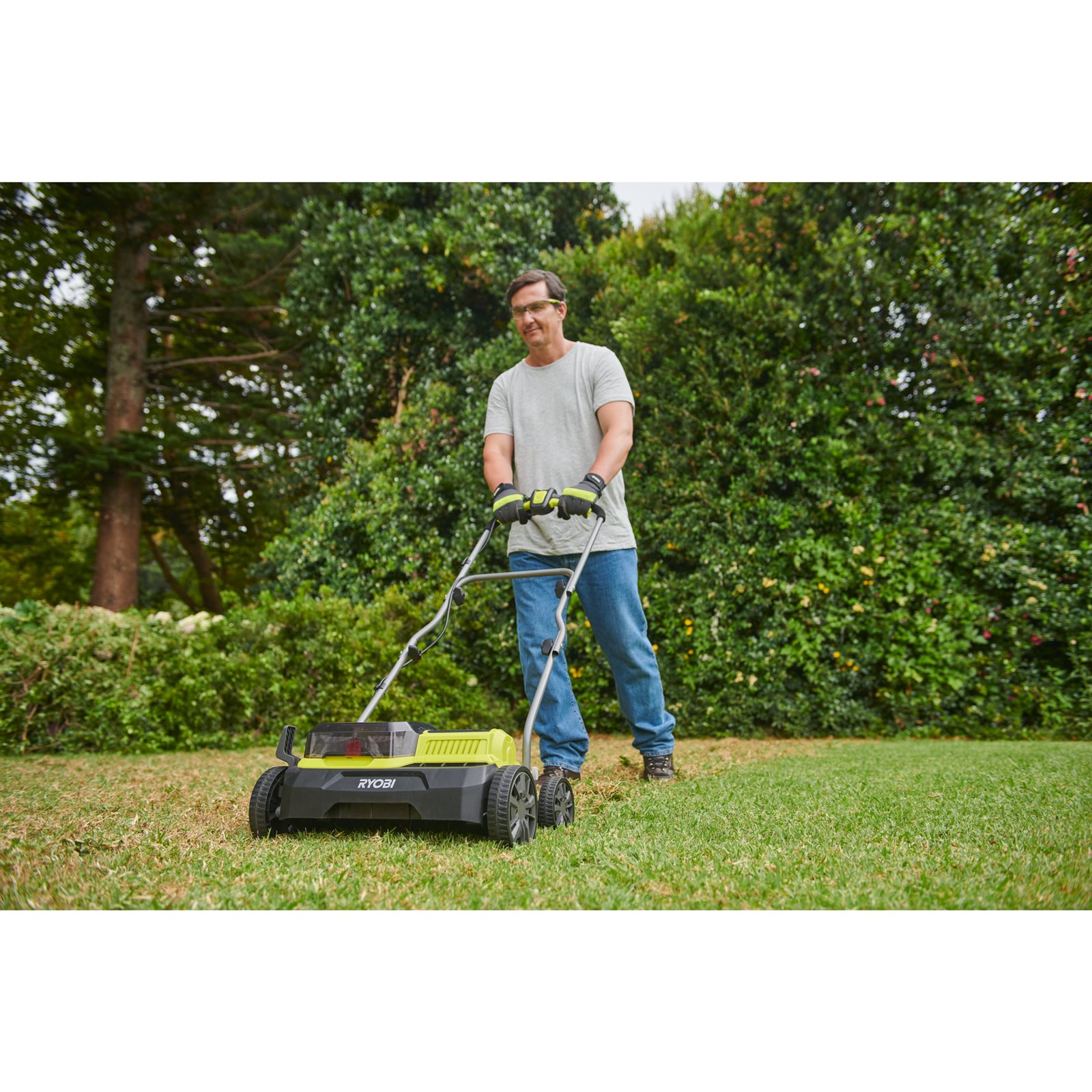 Scarificator 18V ONE+, motor fără perii, lățime 35cm Ryobi RY18SFX35A-0 - in utilizare 2