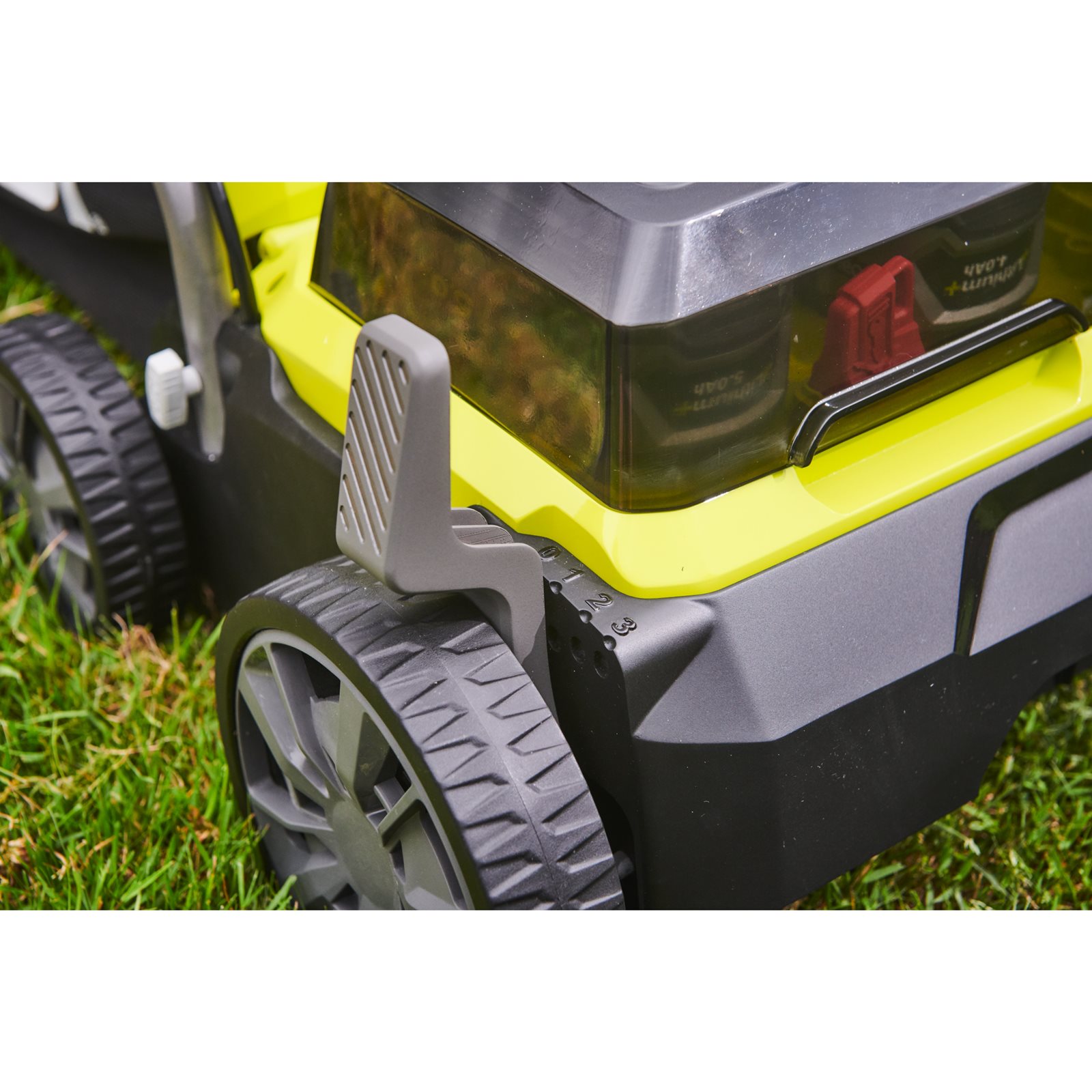 Scarificator 18V ONE+, motor fără perii, lățime 35cm Ryobi RY18SFX35A-0 - in utilizare 3