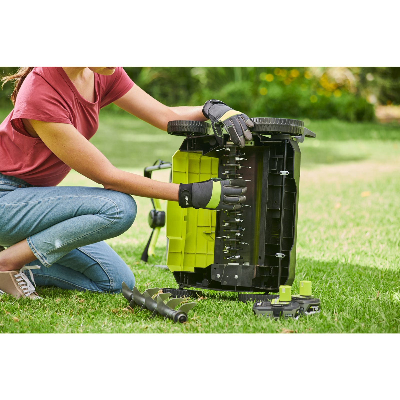 Scarificator 18V ONE+, motor fără perii, lățime 35cm Ryobi RY18SFX35A-0 - in utilizare 4