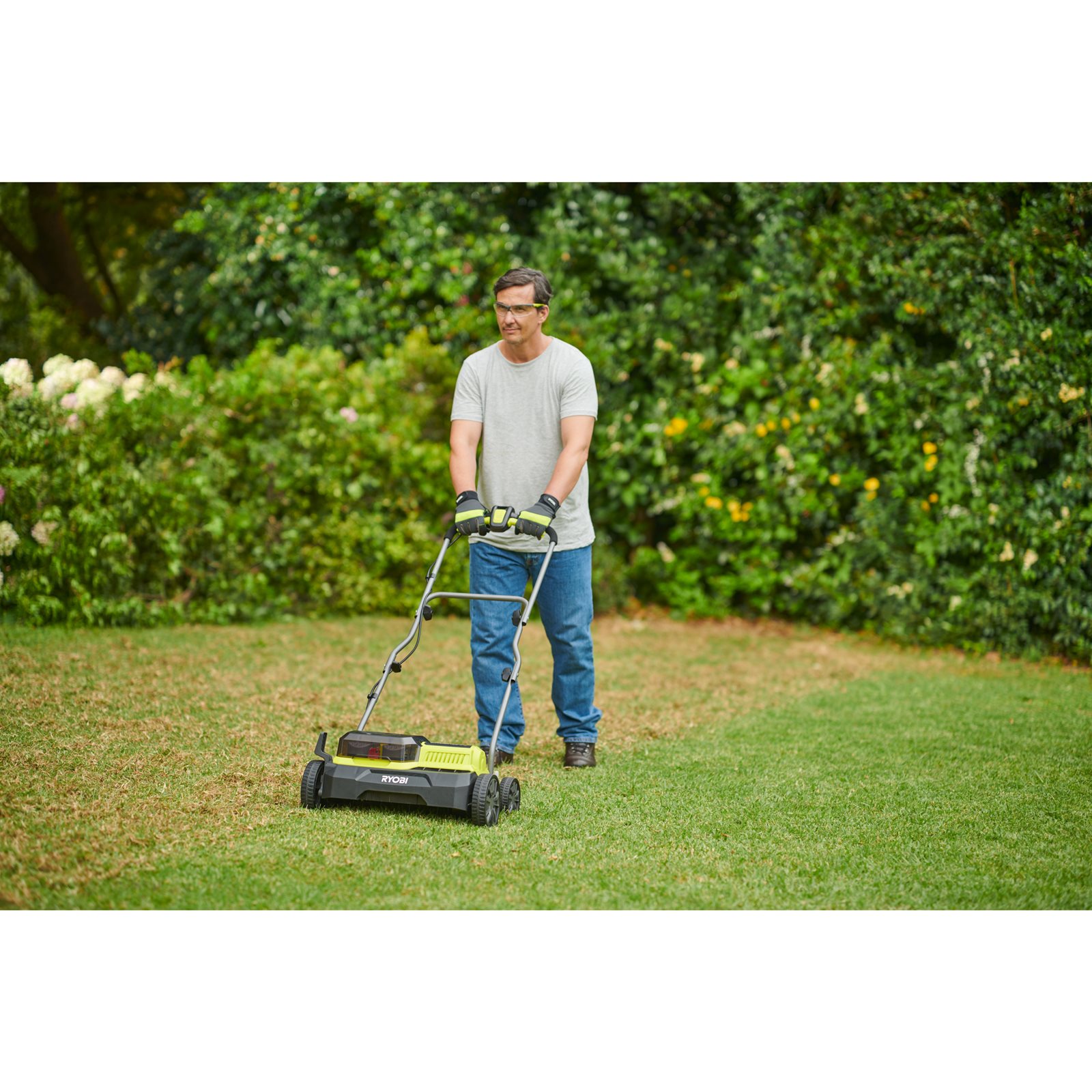 Scarificator 18V ONE+, motor fără perii, lățime 35cm Ryobi RY18SFX35A-0 - in utilizare 5