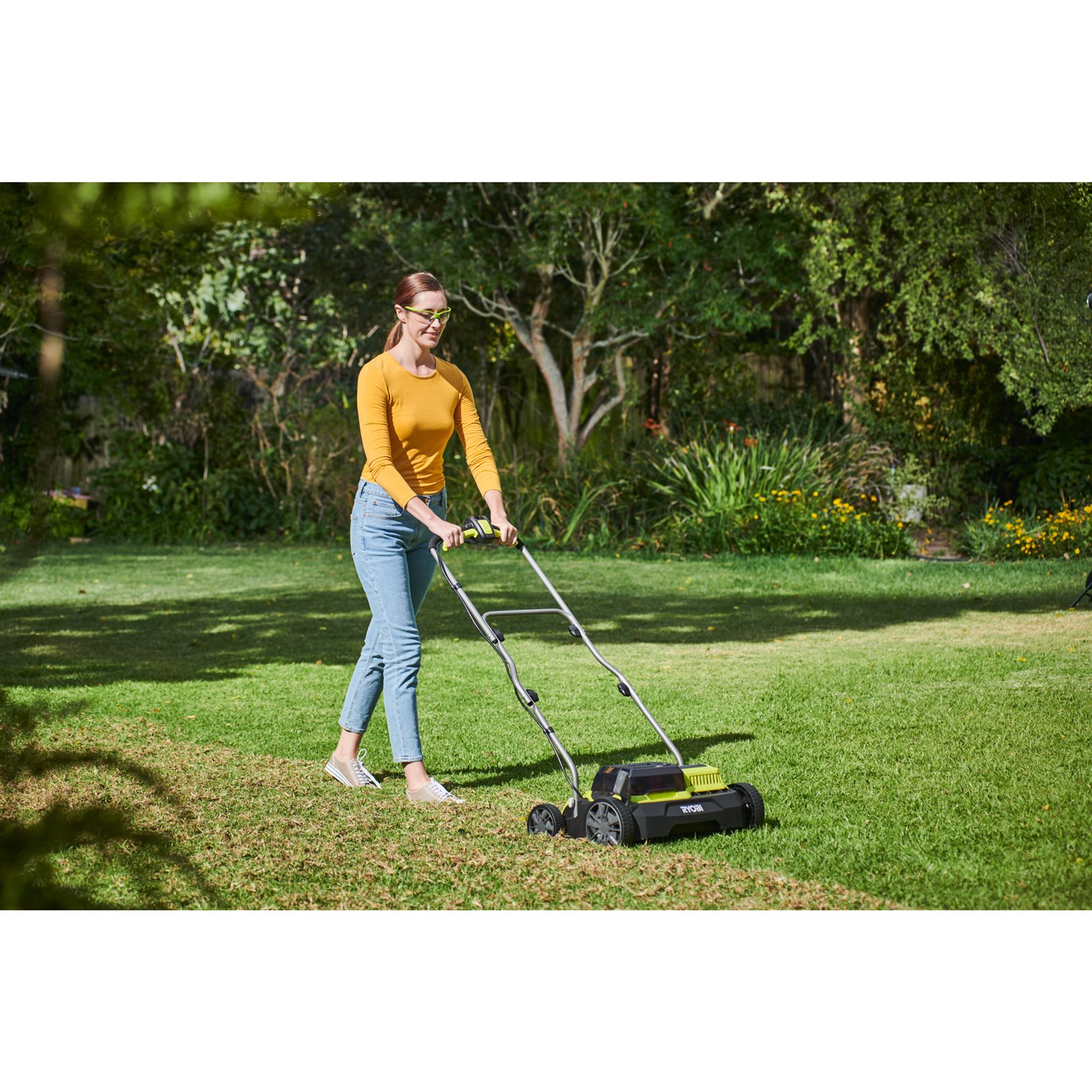 Scarificator 18V ONE+, motor fără perii, lățime 35cm Ryobi RY18SFX35A-0 - in utilizare 6