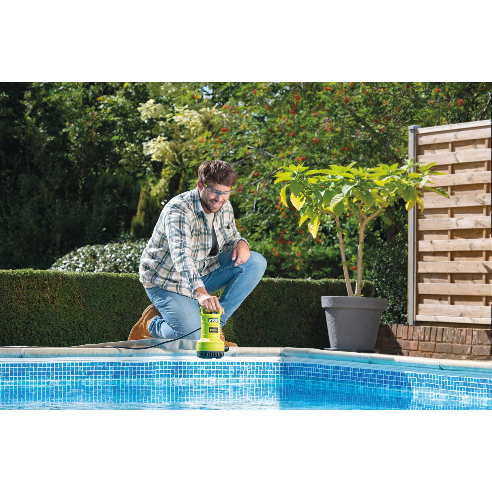 Pompă submersibilă fără cablu de 18V Ryobi RY18SPA-0 - in utilizare 3