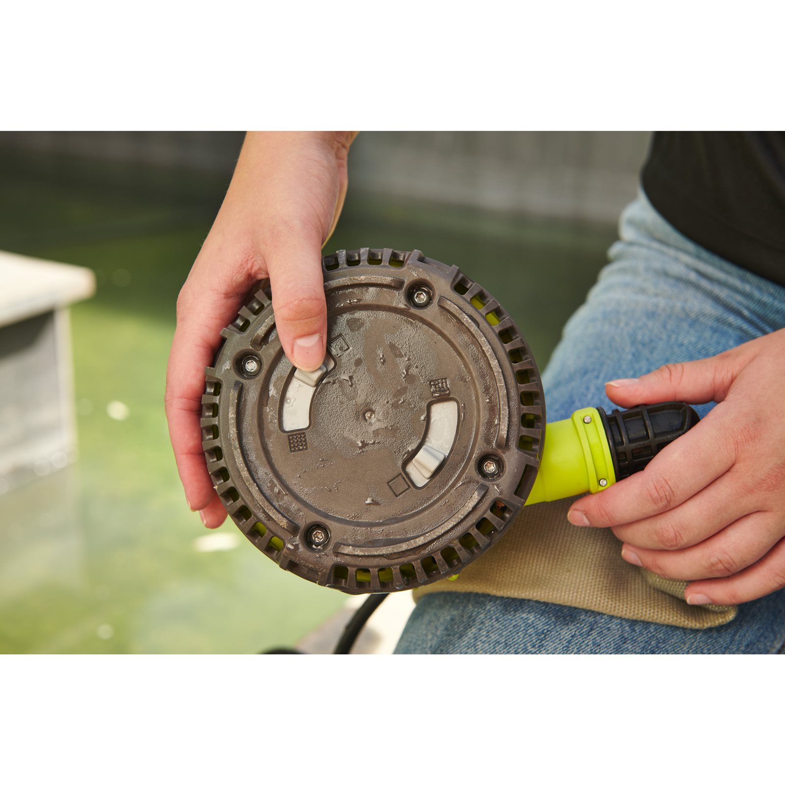 Pompă submersibilă fără cablu de 18V Ryobi RY18SPA-0 - in utilizare 4