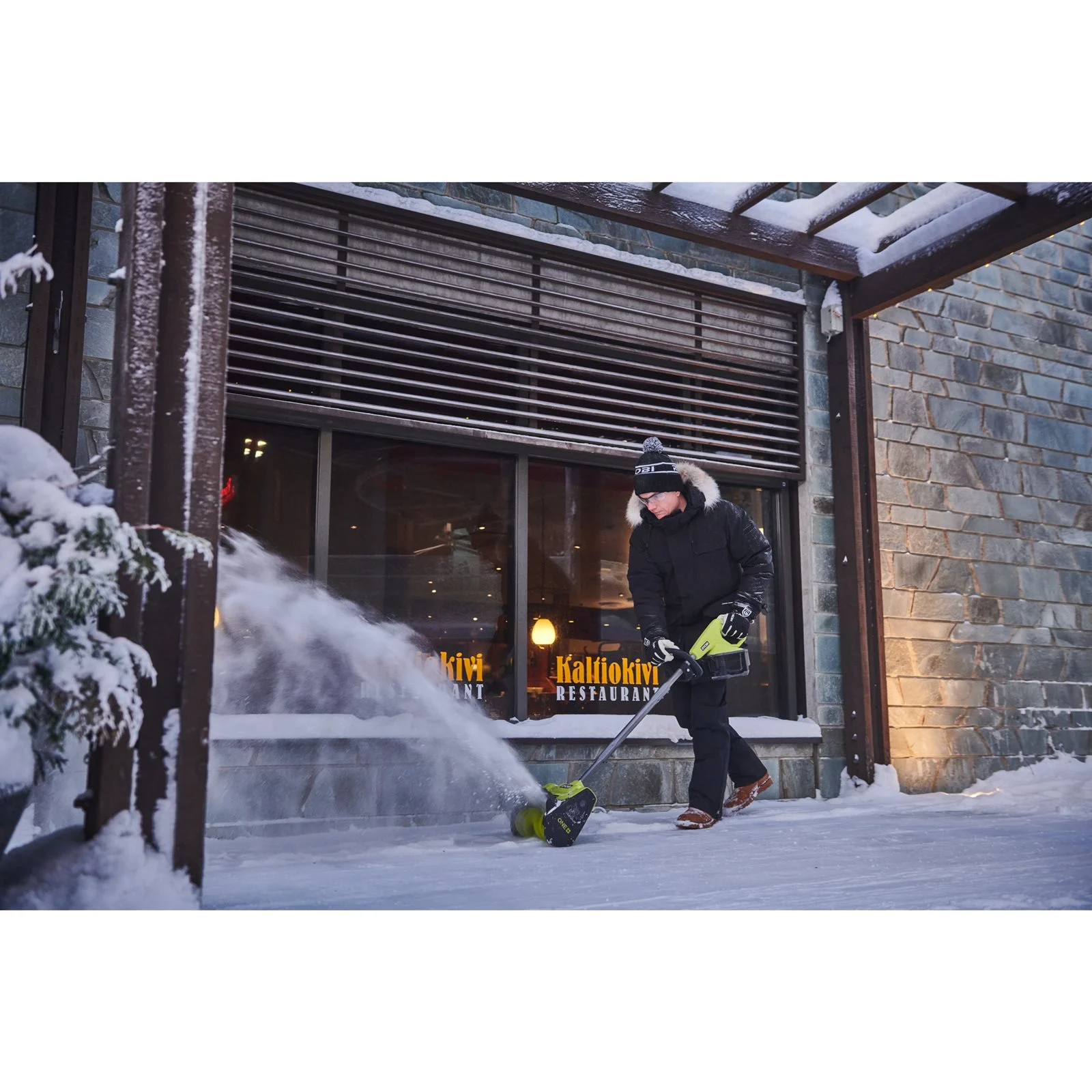 Lopată pentru zapadă 18V ONE+, lățime 25cm (1 x 4,0 Ah) Ryobi RY18ST25A-140 - in utilizare 1