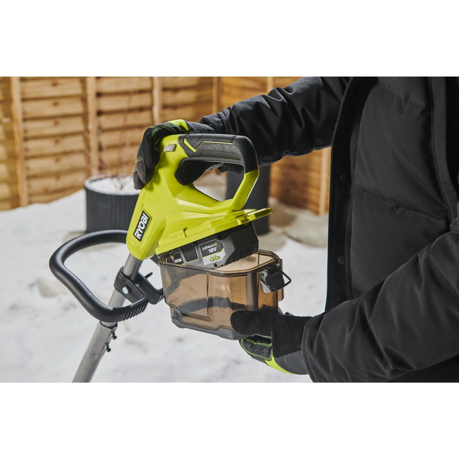 Lopată pentru zapadă 18V ONE+, lățime 25cm (1 x 4,0 Ah) Ryobi RY18ST25A-140 - in utilizare 3