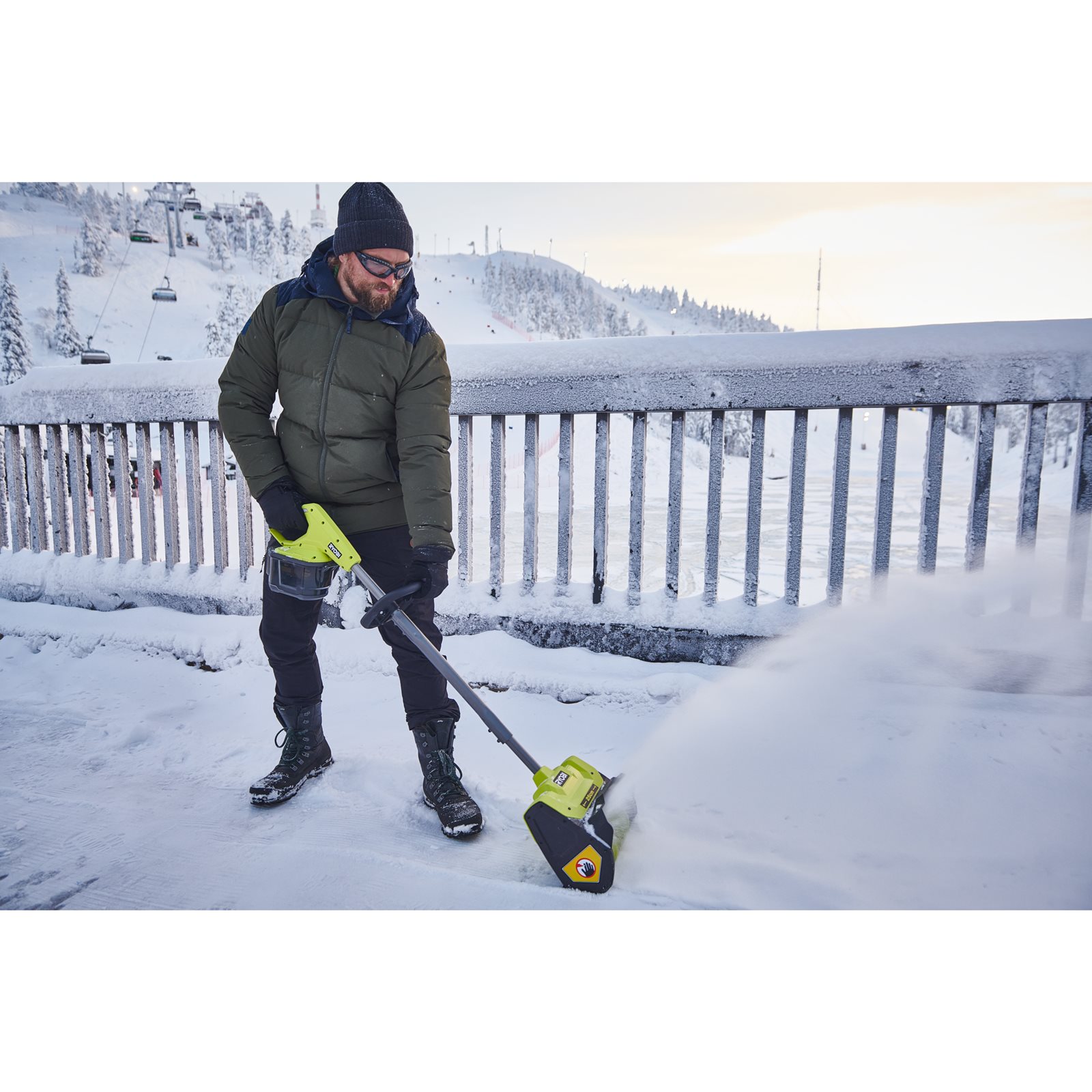 Lopată pentru zapadă 18V ONE+, lățime 25cm (1 x 4,0 Ah) Ryobi RY18ST25A-140 - in utilizare 7