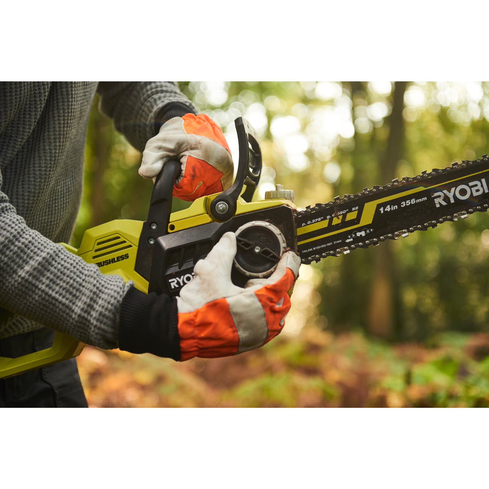 Fierăstrău cu lanț 36V MAX POWER , motor fără perii, lamă 35cm Ryobi RY36CSX35A-0 - in utilizare 1