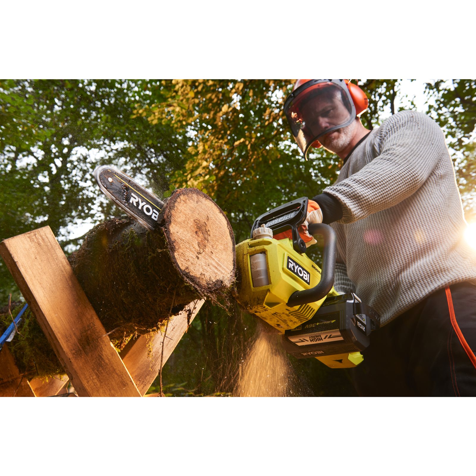 Fierăstrău cu lanț 36V MAX POWER , motor fără perii, lamă 35cm Ryobi RY36CSX35A-0 - in utilizare 2