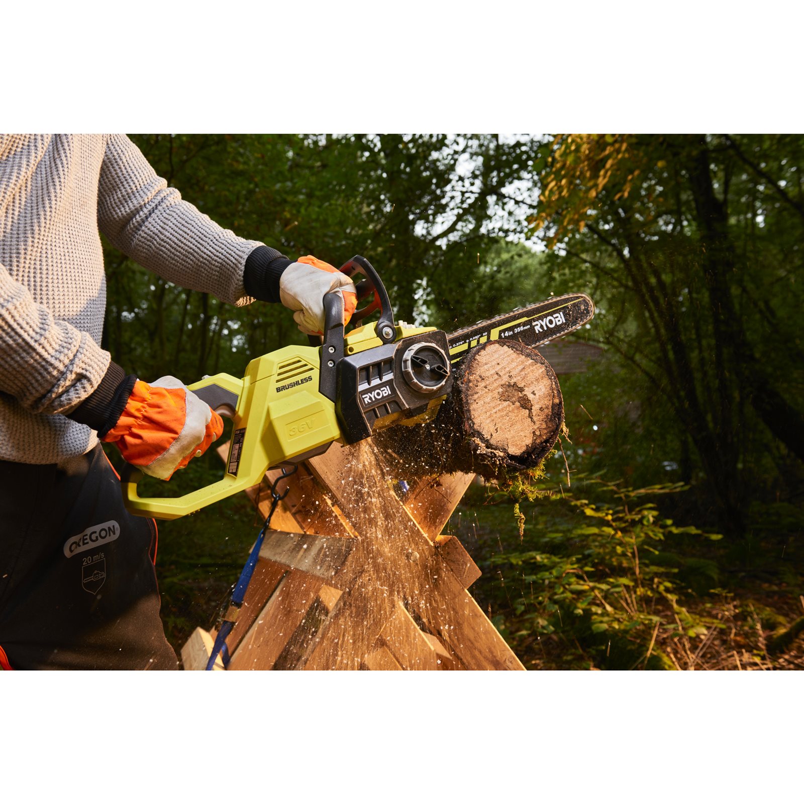 Fierăstrău cu lanț 36V MAX POWER , motor fără perii, lamă 35cm Ryobi RY36CSX35A-0 - in utilizare 3