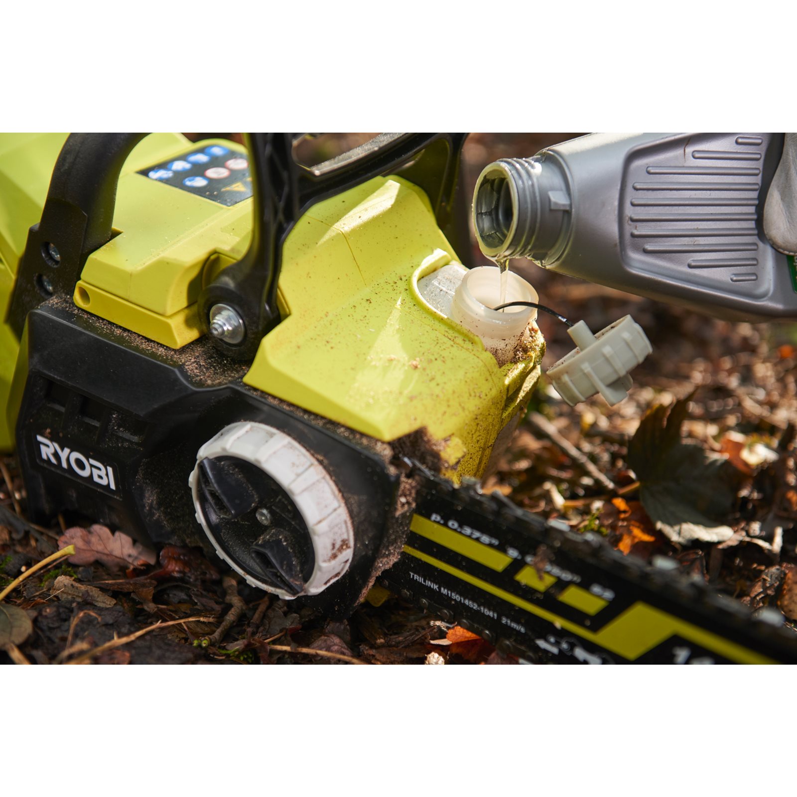 Fierăstrău cu lanț 36V MAX POWER , motor fără perii, lamă 35cm Ryobi RY36CSX35A-0 - in utilizare 4