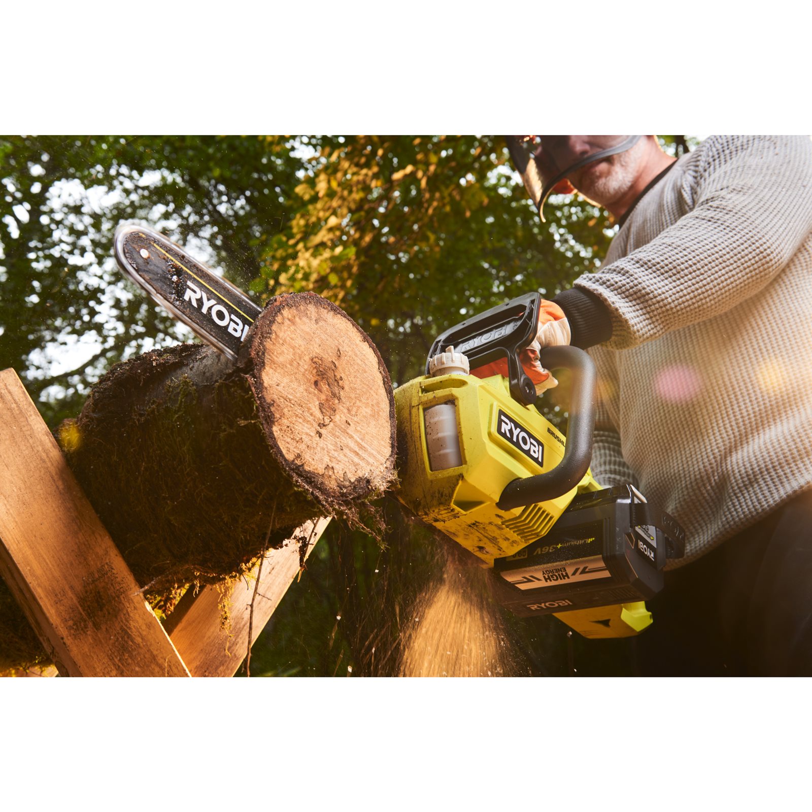 Fierăstrău cu lanț 36V MAX POWER , motor fără perii, lamă 35cm Ryobi RY36CSX35A-0 - in utilizare 5