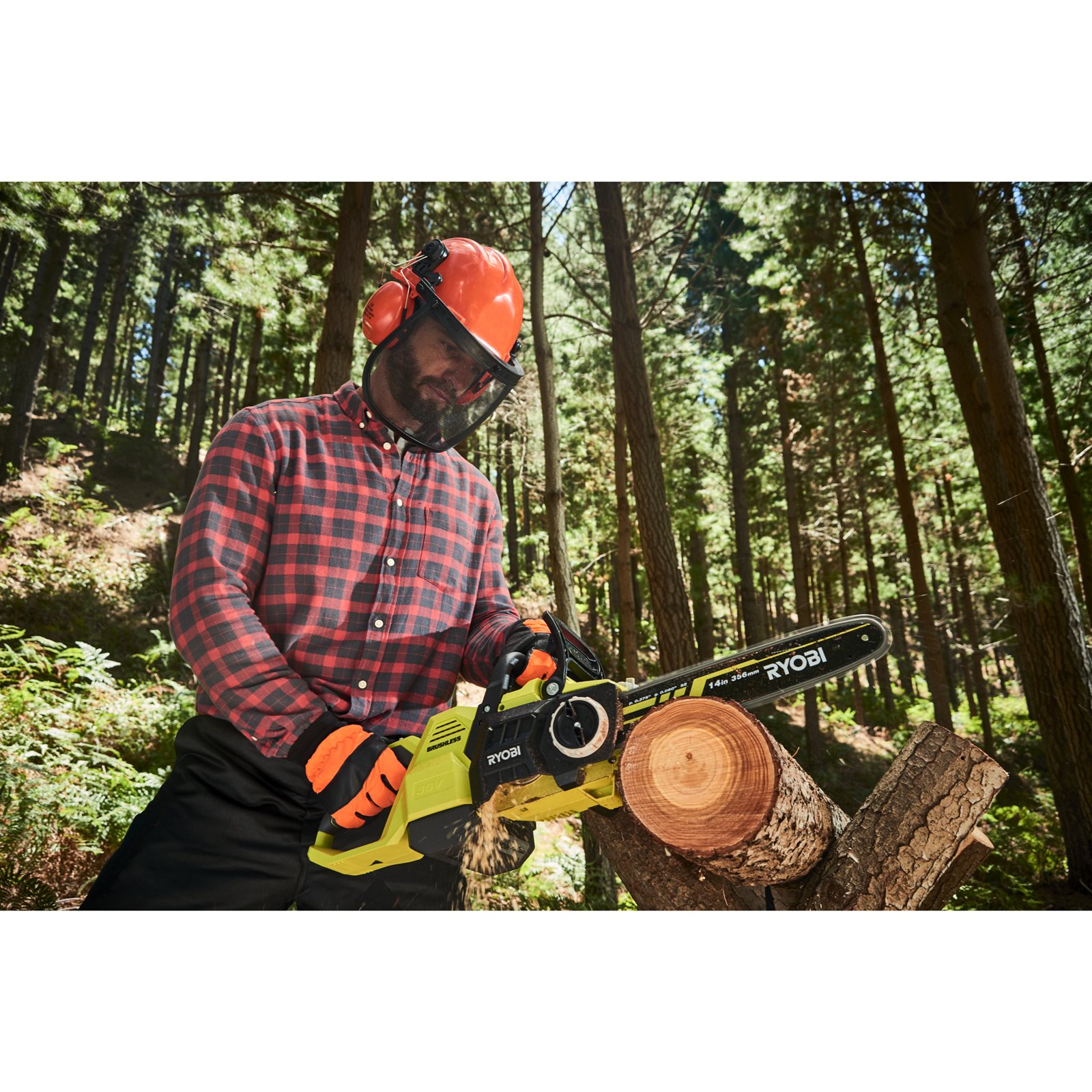 Fierăstrău cu lanț 36V MAX POWER , motor fără perii, lamă 35cm Ryobi RY36CSX35A-0 - in utilizare 6