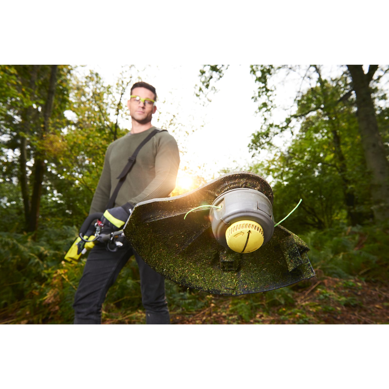 Trimer iarbă 36V MAX POWER , Expand-It, motor fără perii (1 x 4,0 Ah) Ryobi RY36ELTX33A-140 - in utilizare 6
