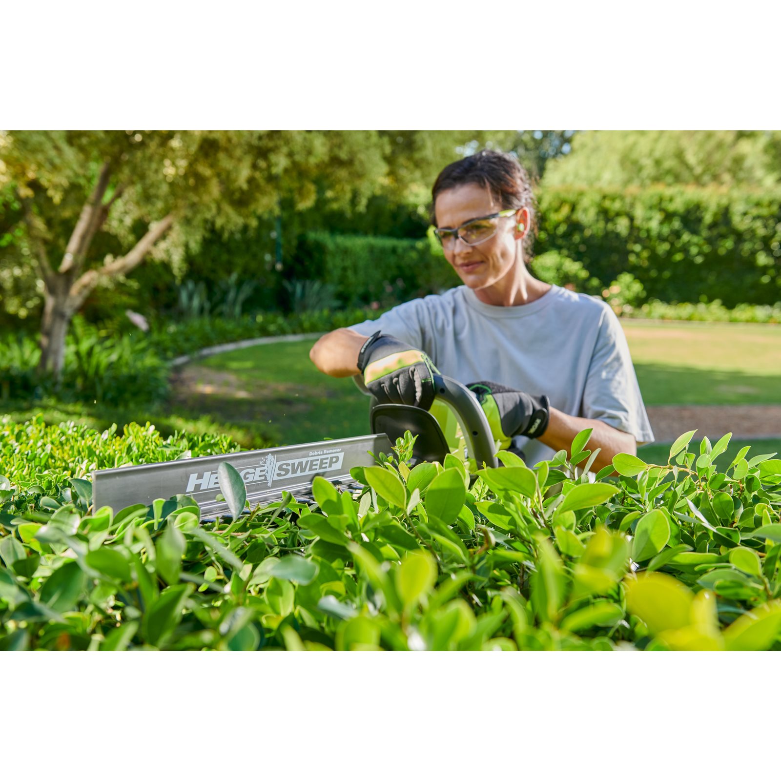 Foarfecă de gard viu fără fir MAX POWER, lamă de 60 cm Ryobi RY36HT60A-0 - in utilizare 2