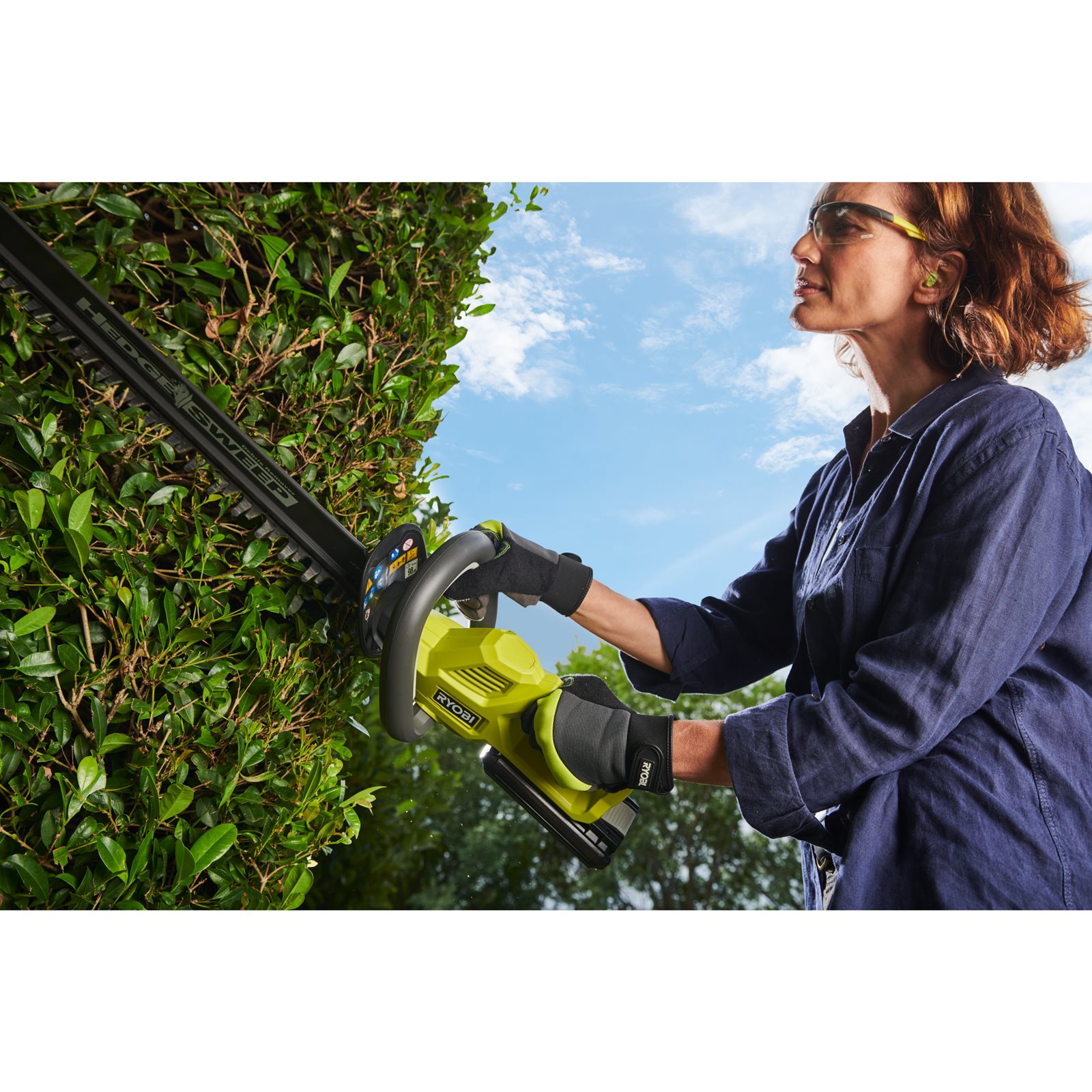 Foarfecă de gard viu fără fir MAX POWER, lamă de 60 cm Ryobi RY36HT60A-0 - in utilizare 3