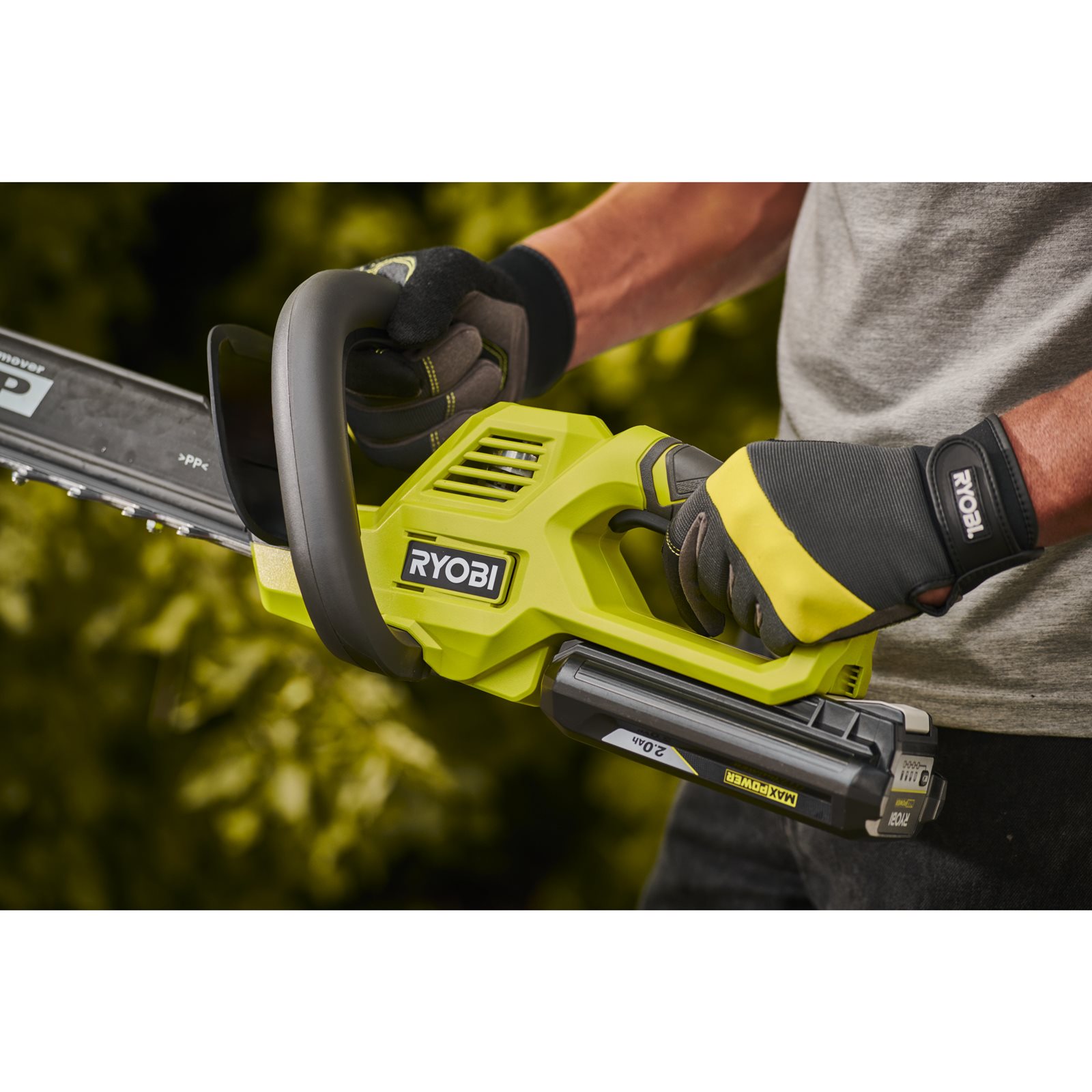Foarfecă de gard viu fără fir MAX POWER, lamă de 60 cm Ryobi RY36HT60A-0 - in utilizare 7