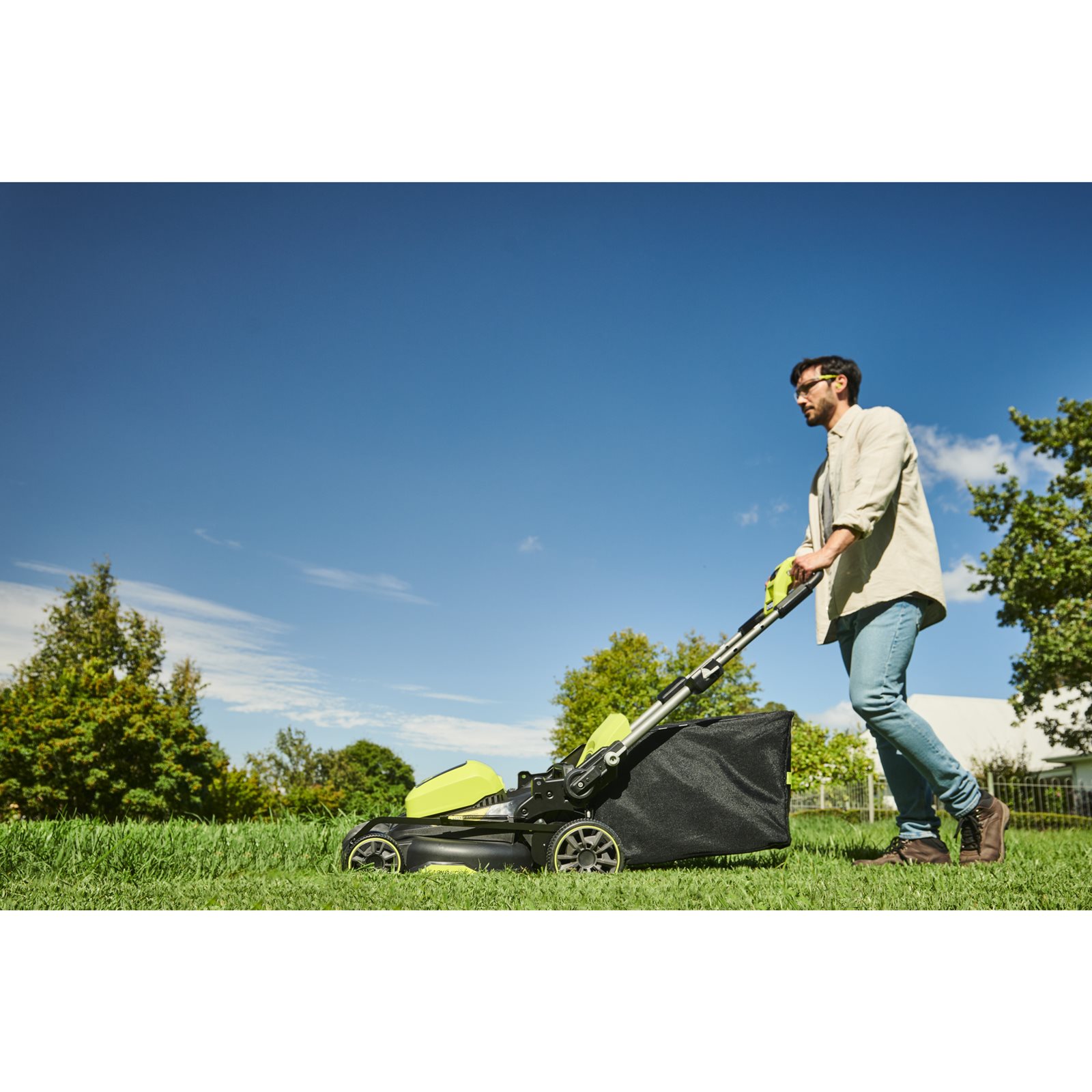 Mașină de tuns iarba fără cablu MAX POWER de 40 cm (piesă individuală) Ryobi RY36LM40A-0 - in utilizare 3