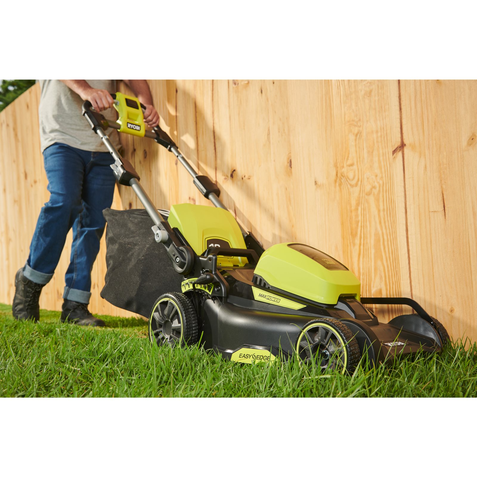 Mașină de tuns iarba fără cablu MAX POWER de 40 cm (piesă individuală) Ryobi RY36LM40A-0 - in utilizare 4