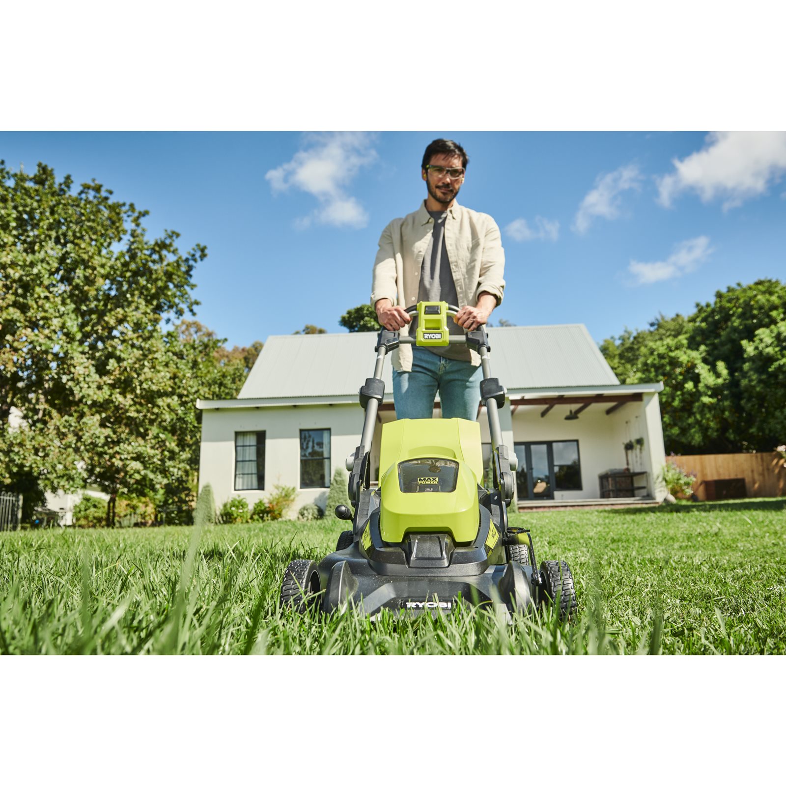 Mașină de tuns iarba fără cablu MAX POWER de 40 cm (1 x 4,0 Ah) Ryobi RY36LM40A-140 - in utilizare 1