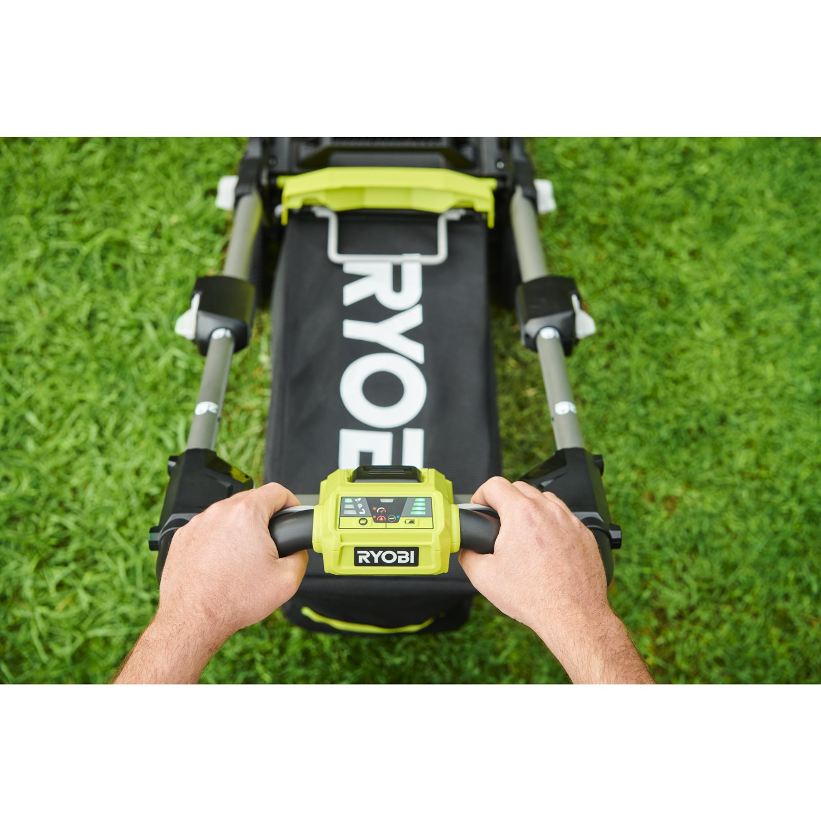 Mașină de tuns iarba fără cablu MAX POWER de 40 cm (1 x 4,0 Ah) Ryobi RY36LM40A-140 - in utilizare 2
