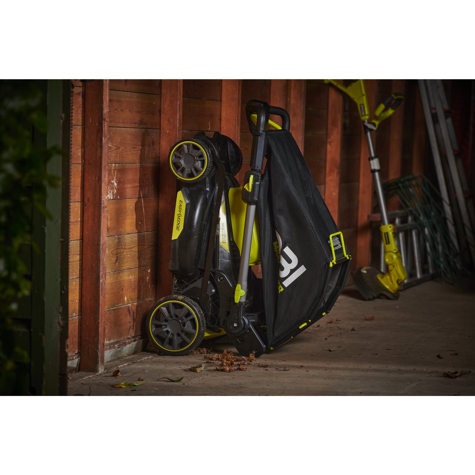Mașină de tuns iarba fără cablu MAX POWER de 40 cm (1 x 4,0 Ah) Ryobi RY36LM40A-140 - in utilizare 6