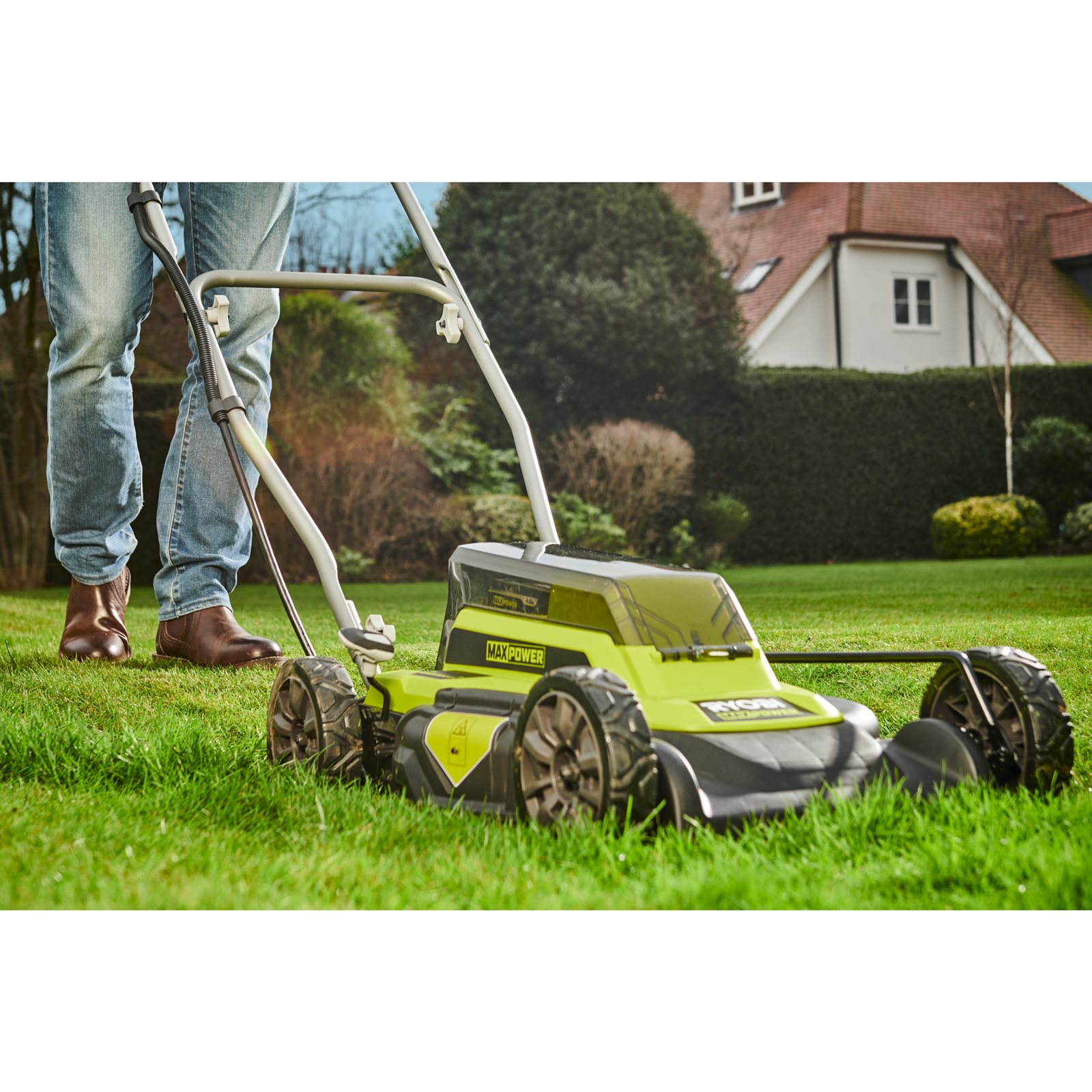 Mașină de tuns iarba MAX POWER 46 cm, fără cablu, 2 în 1, cu funcție de mulcire Ryobi RY36LMM46A-140 - in utilizare 1