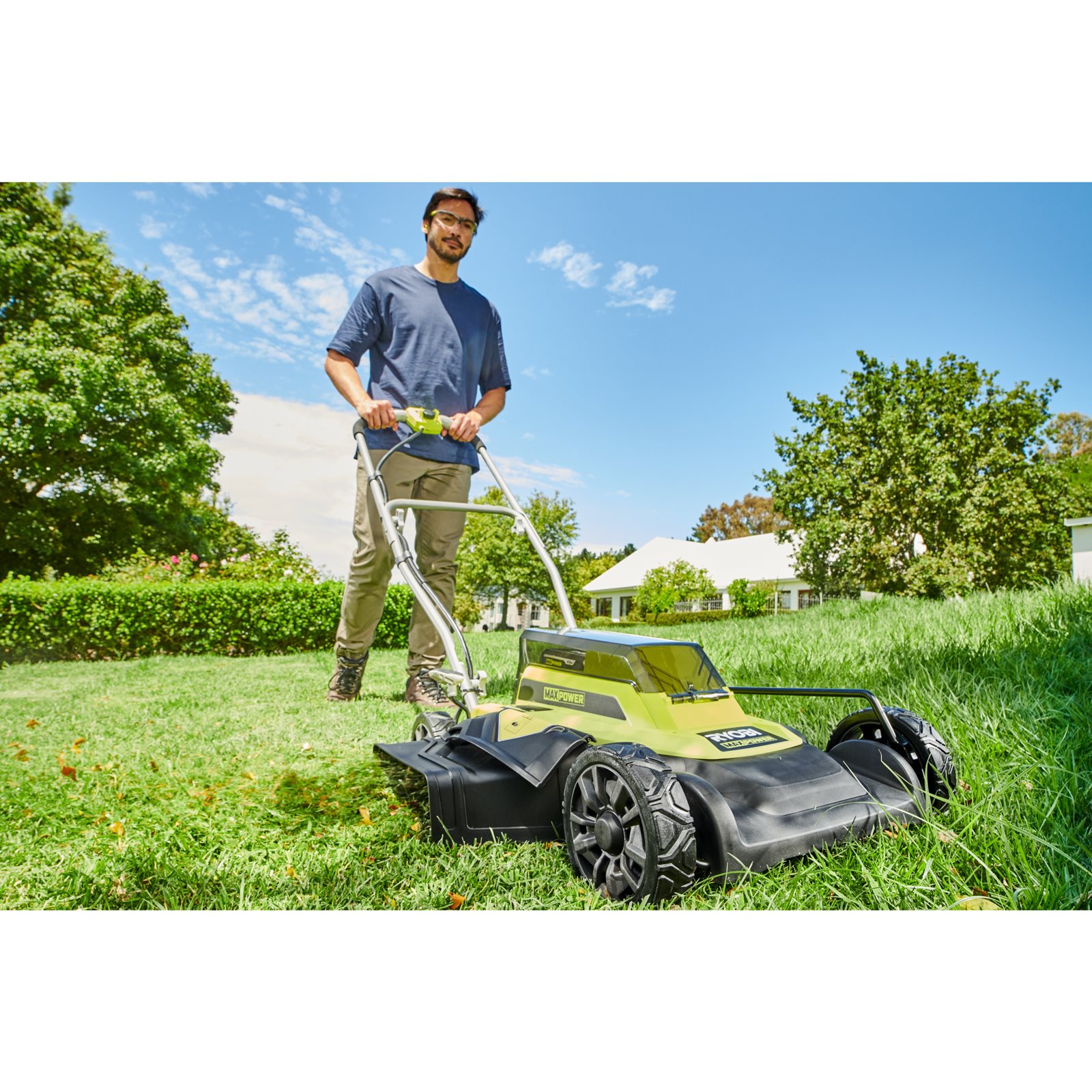 Mașină de tuns iarba MAX POWER 46 cm, fără cablu, 2 în 1, cu funcție de mulcire Ryobi RY36LMM46A-140 - in utilizare 3