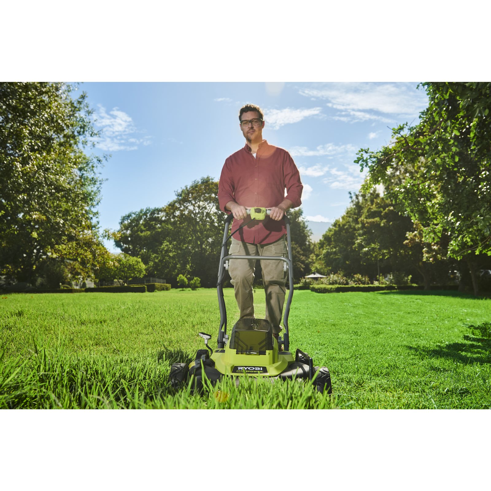 Mașină de tuns iarba MAX POWER 46 cm, fără cablu, 2 în 1, cu funcție de mulcire Ryobi RY36LMM46A-140 - in utilizare 4