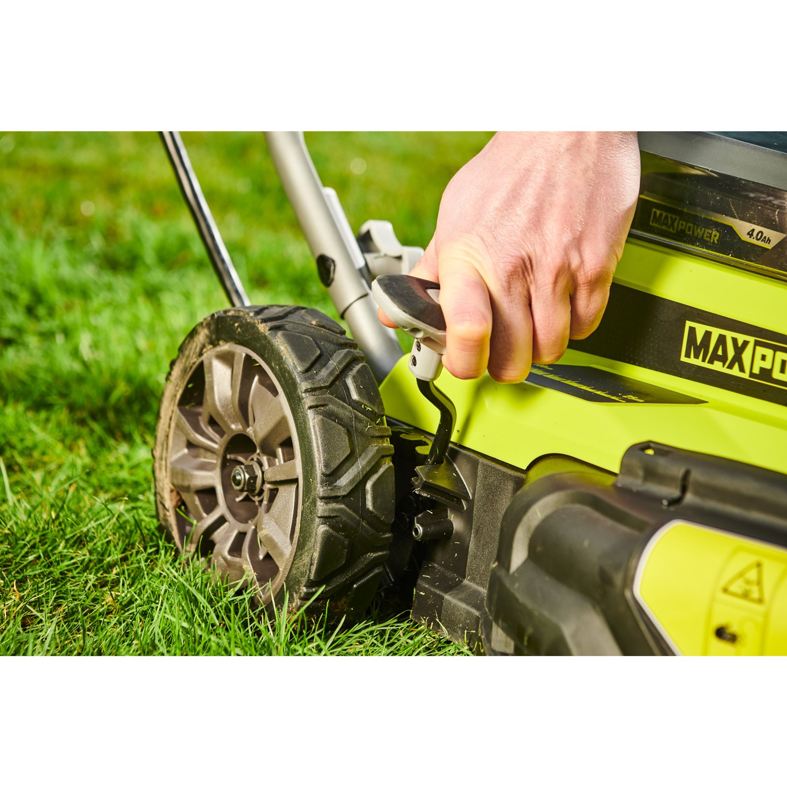 Mașină de tuns iarba MAX POWER 46 cm, fără cablu, 2 în 1, cu funcție de mulcire Ryobi RY36LMM46A-140 - in utilizare 5
