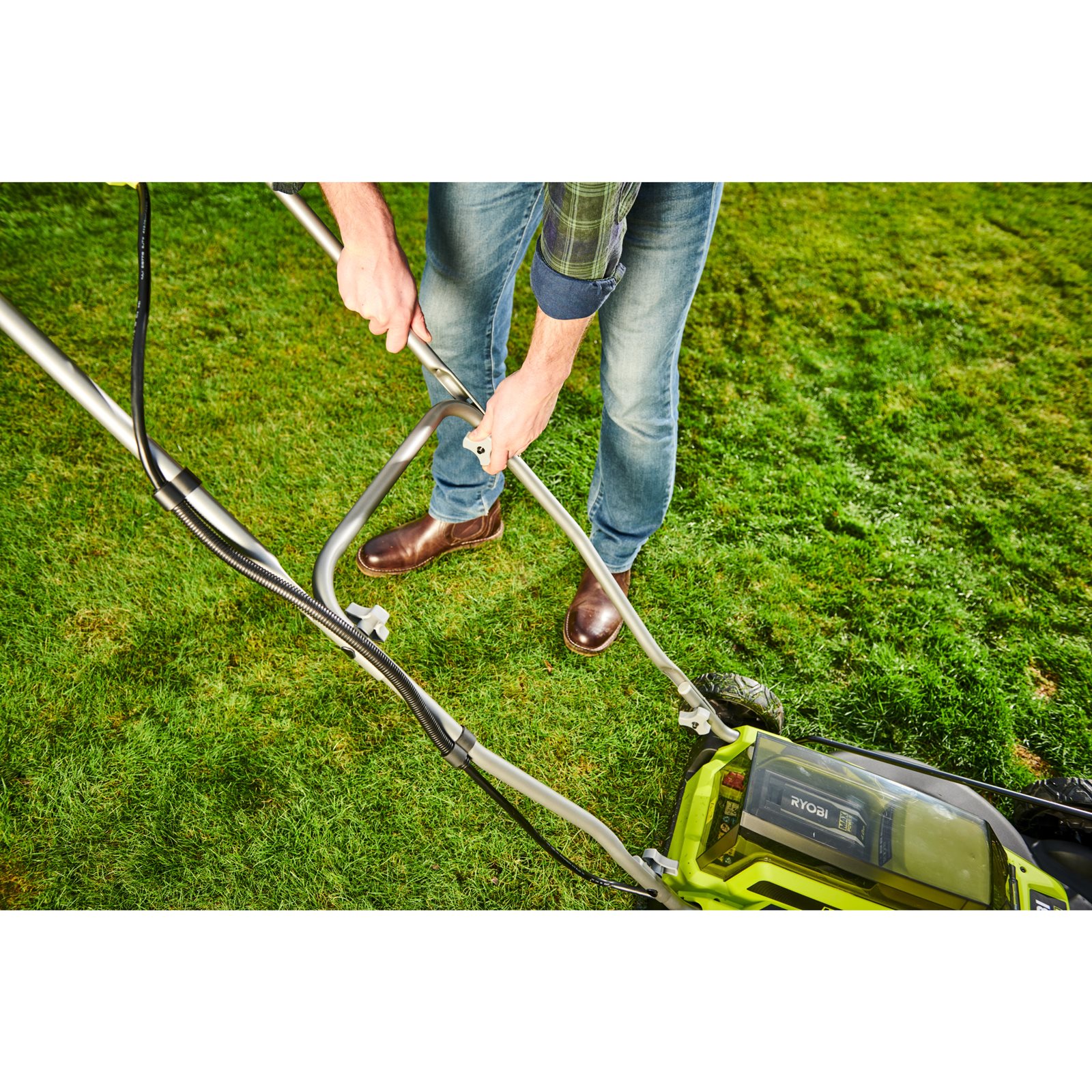 Mașină de tuns iarba MAX POWER 46 cm, fără cablu, 2 în 1, cu funcție de mulcire Ryobi RY36LMM46A-140 - in utilizare 6