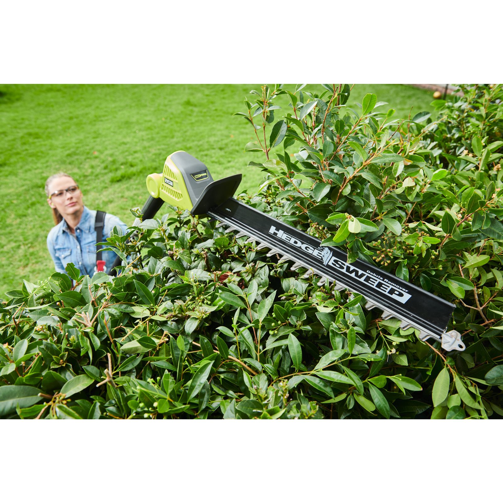 Foarfecă de gard viu telescopică MAX POWER fără cablu Ryobi RY36PHT50A-0 - in utilizare 1
