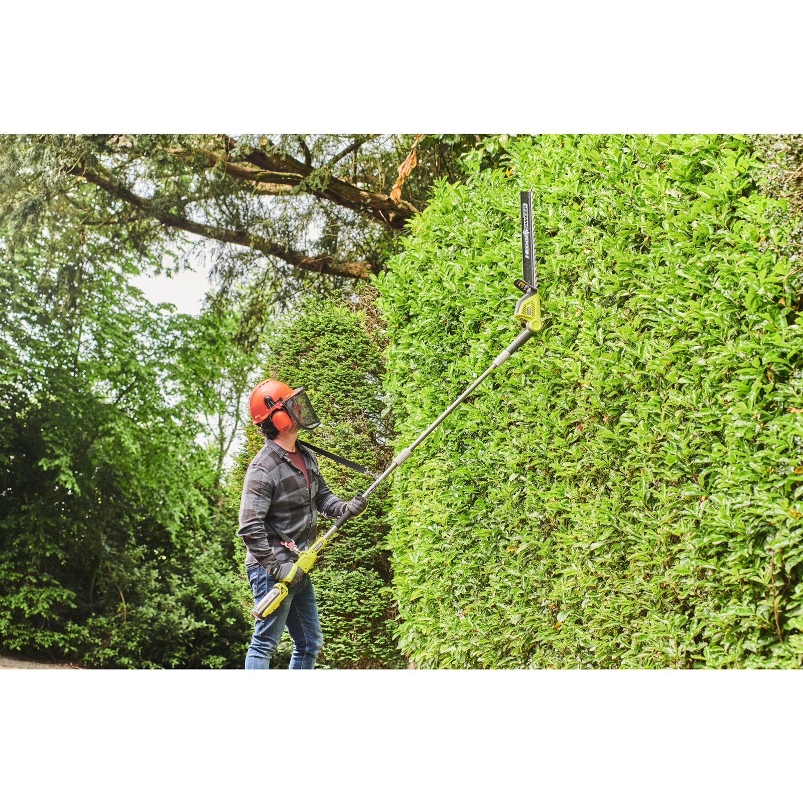 Foarfecă de gard viu telescopică MAX POWER fără cablu Ryobi RY36PHT50A-0 - in utilizare 3