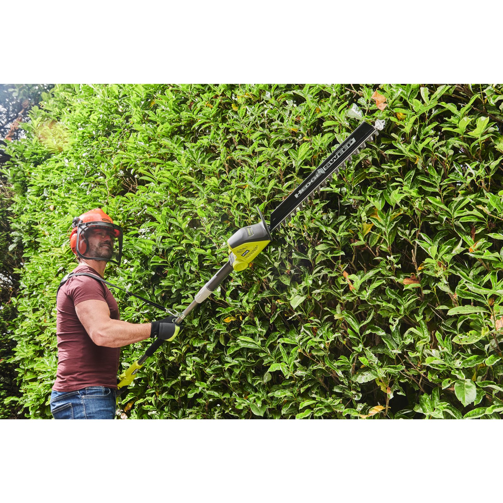 Foarfecă de gard viu telescopică MAX POWER fără cablu Ryobi RY36PHT50A-0 - in utilizare 5